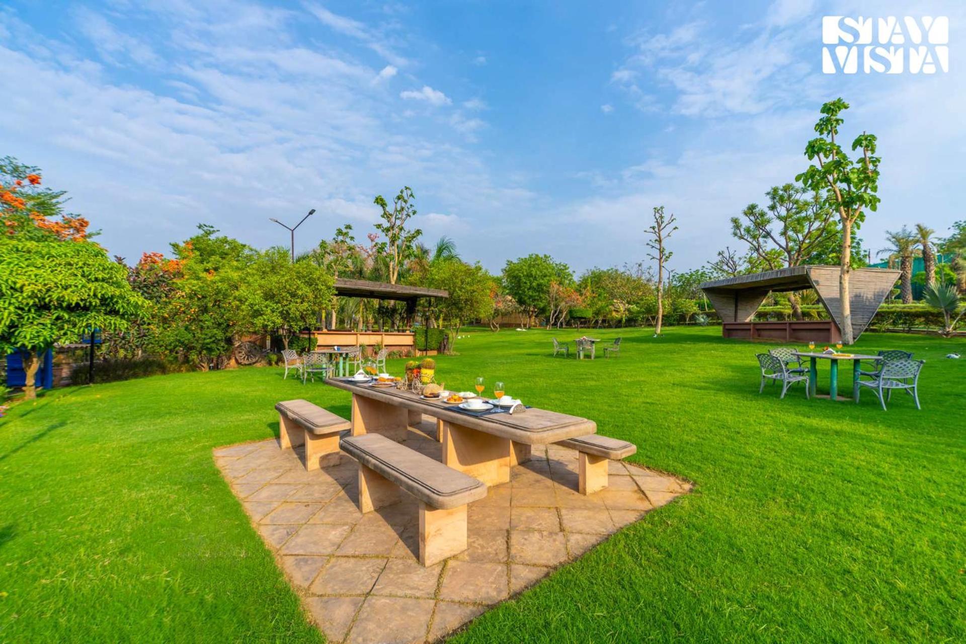 Stayvista At Maple Farms With Pool, Bbq & Bonfire Sohna Exterior photo